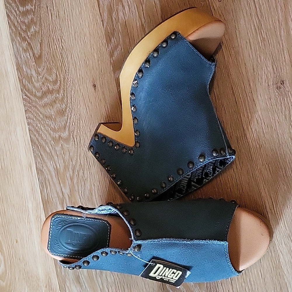 New never earned Dingo clogs blue denim color 9.5